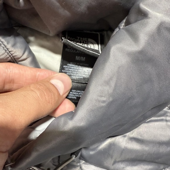 The North Face Down Puffer Jacket Womens Medium Gray Quilted Lightweight Nylon - Picture 3 of 5